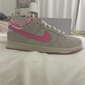 ONE OF A KIND CUSTOM NIKE SHOES (NEVER WORN!!!!!)